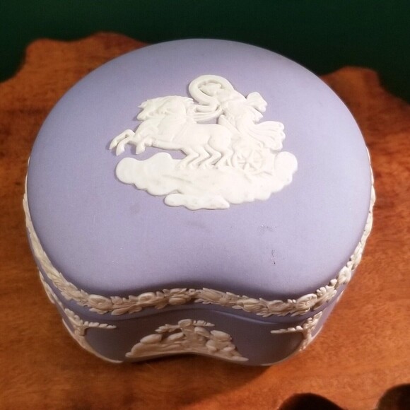 Wedgwood Jasperware Blue Heart Shaped Box Classical Chariot & Cherubs Motif - Picture 2 of 9